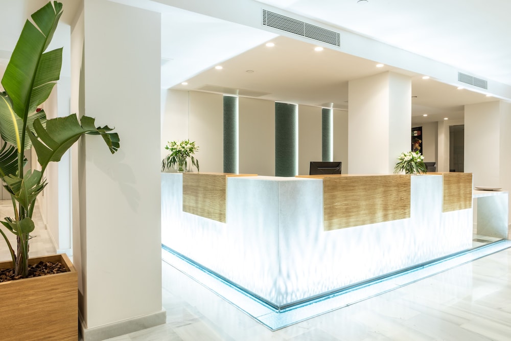 Hotel JS Yate — Hotel building in Can Picafort, Balearic Islands
