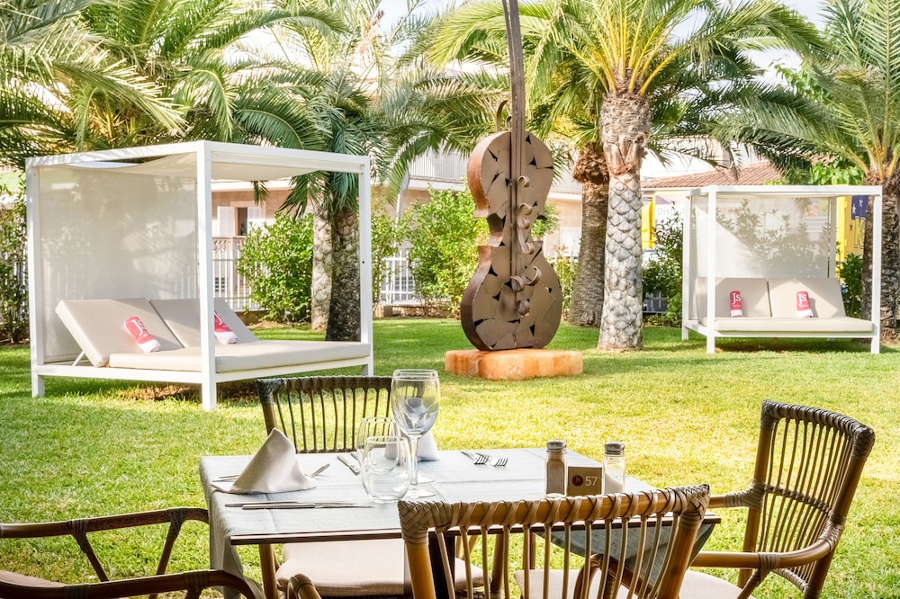 Hotel JS Yate — Restaurant & bars in Can Picafort, Balearic Islands