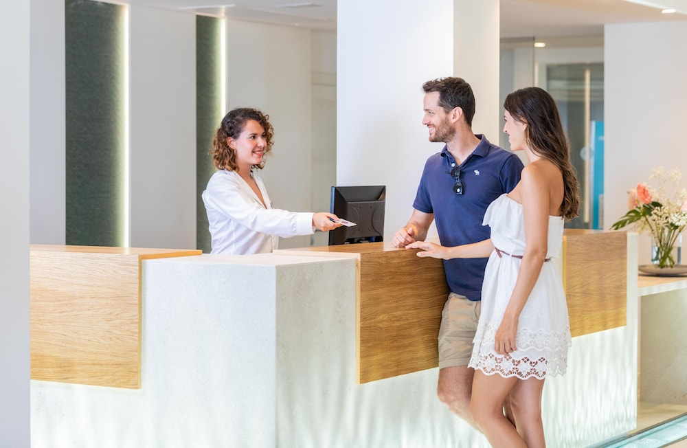 Hotel JS Yate — Hotel building in Can Picafort, Balearic Islands