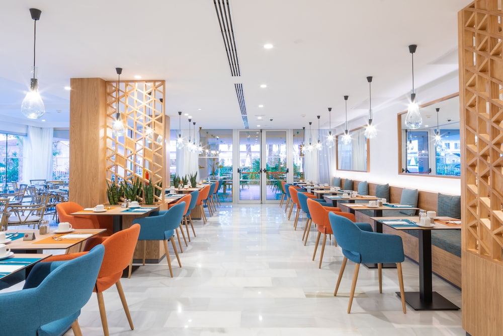 Hotel JS Yate — Restaurant & bars in Can Picafort, Balearic Islands