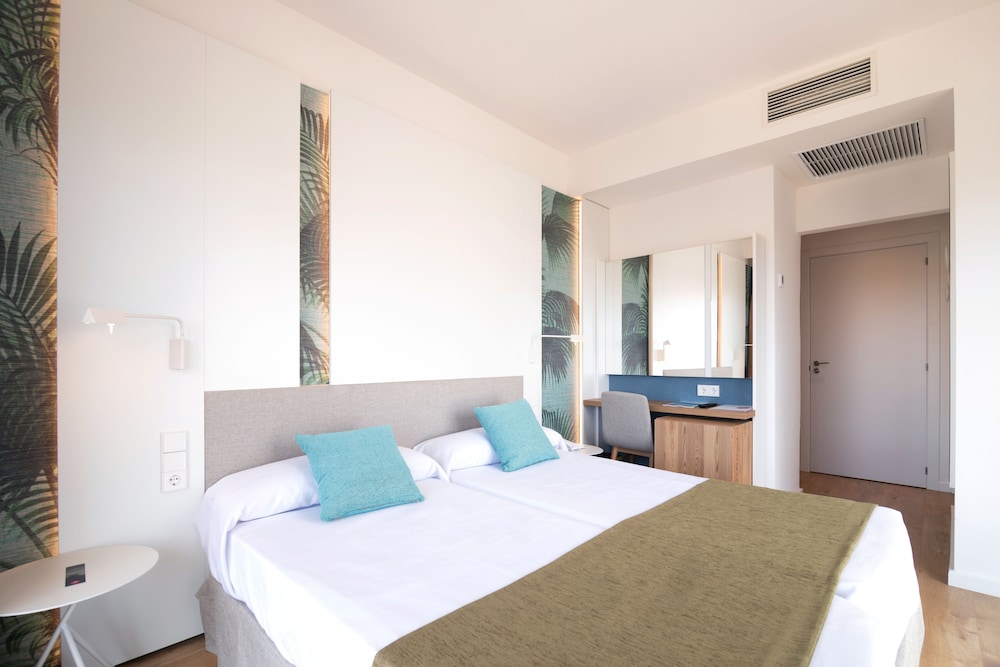 Hotel JS Yate — Hotel rooms in Can Picafort, Balearic Islands