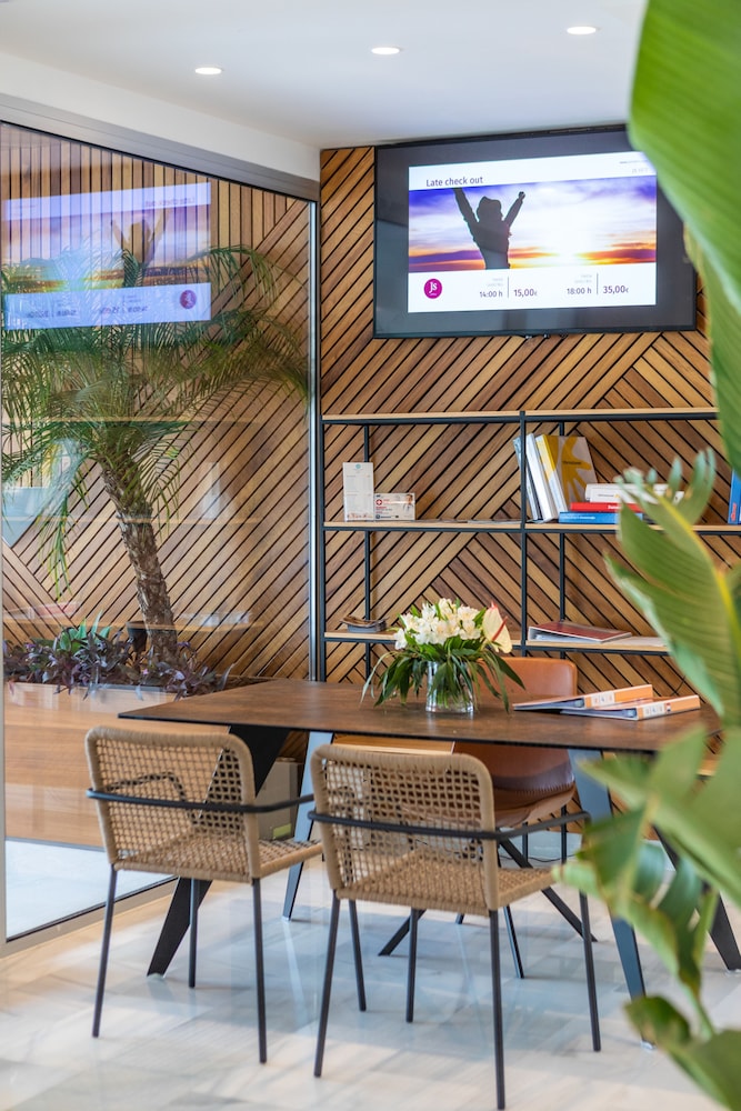 Hotel JS Yate — Hotel building in Can Picafort, Balearic Islands