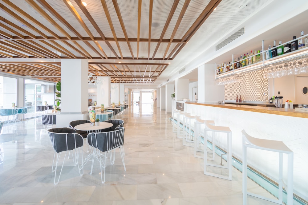 Hotel JS Yate — Restaurant & bars in Can Picafort, Balearic Islands
