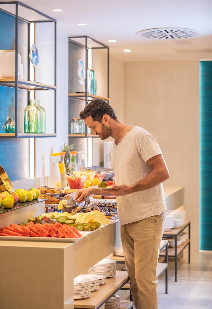 Hotel JS Yate — Restaurant & bars in Can Picafort, Balearic Islands