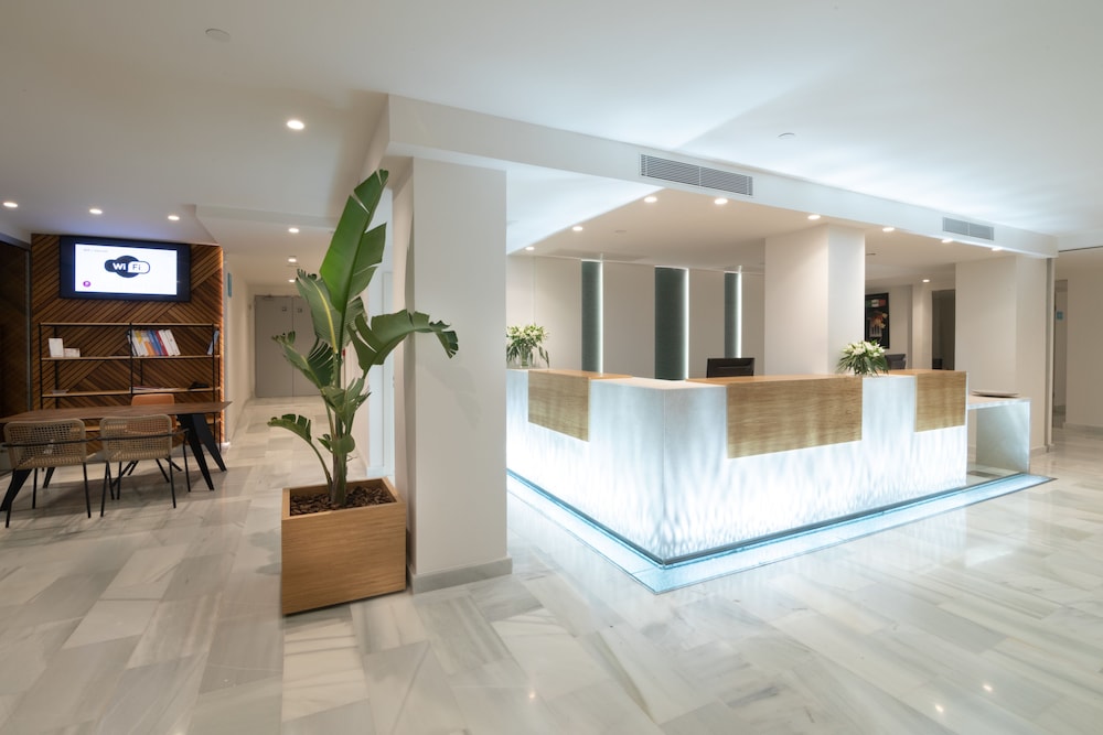 Hotel JS Yate — Hotel building in Can Picafort, Balearic Islands