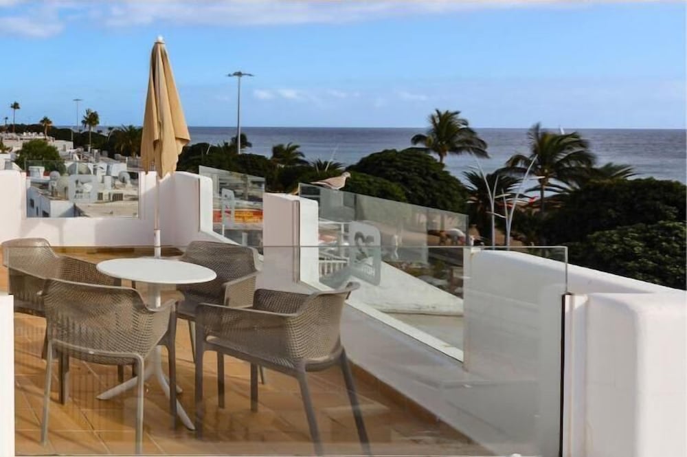 R2 Bahía Kontiki Beach Apartments — Restaurant & bars in Puerto del Carmen, Canary Islands