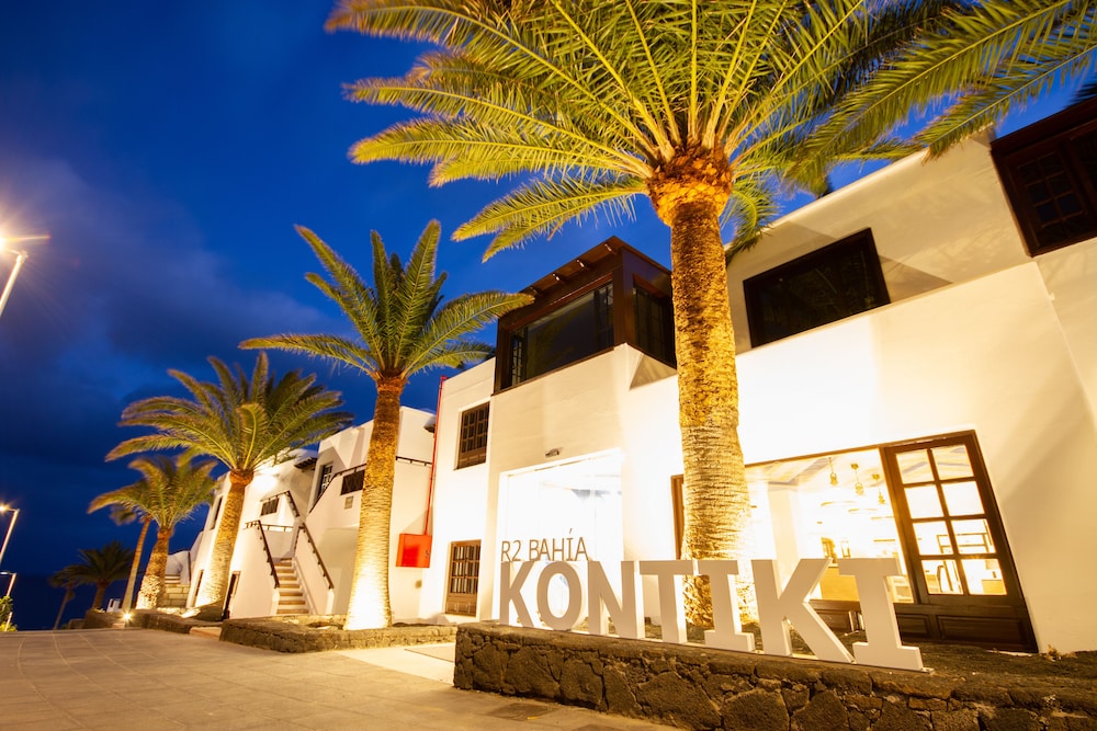 R2 Bahía Kontiki Beach Apartments — Hotel building in Puerto del Carmen, Canary Islands