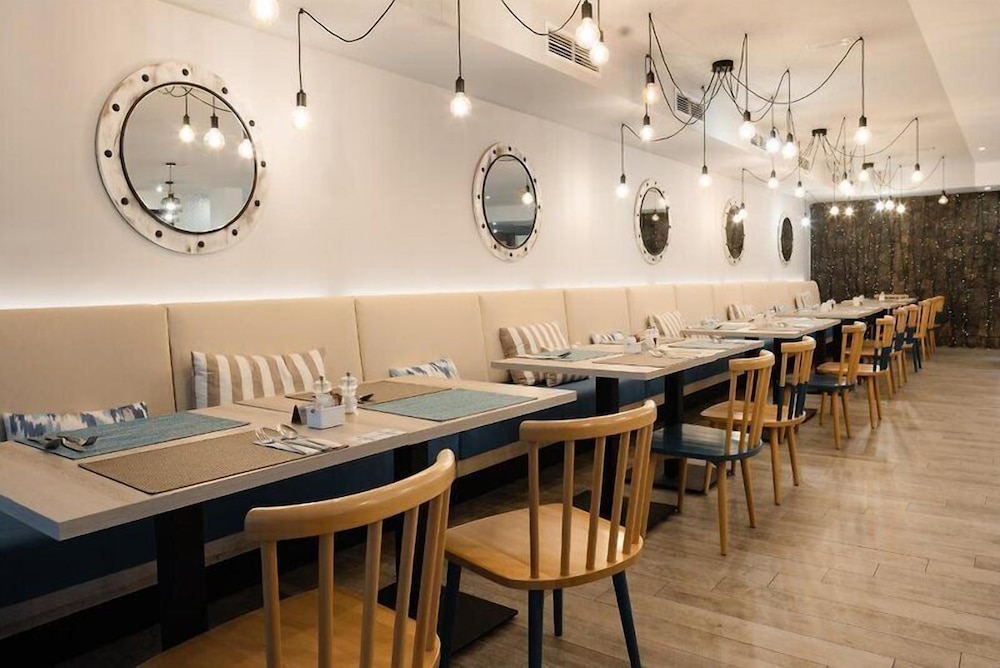 R2 Bahía Kontiki Beach Apartments — Restaurant & bars in Puerto del Carmen, Canary Islands
