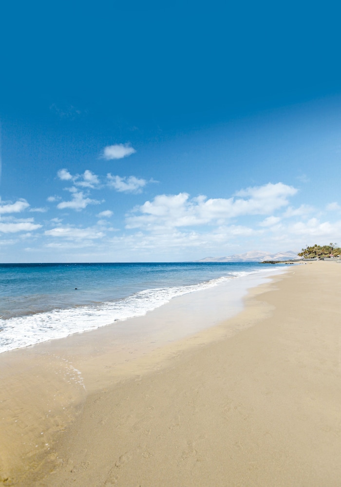 R2 Bahía Kontiki Beach Apartments — Beach in Puerto del Carmen, Canary Islands