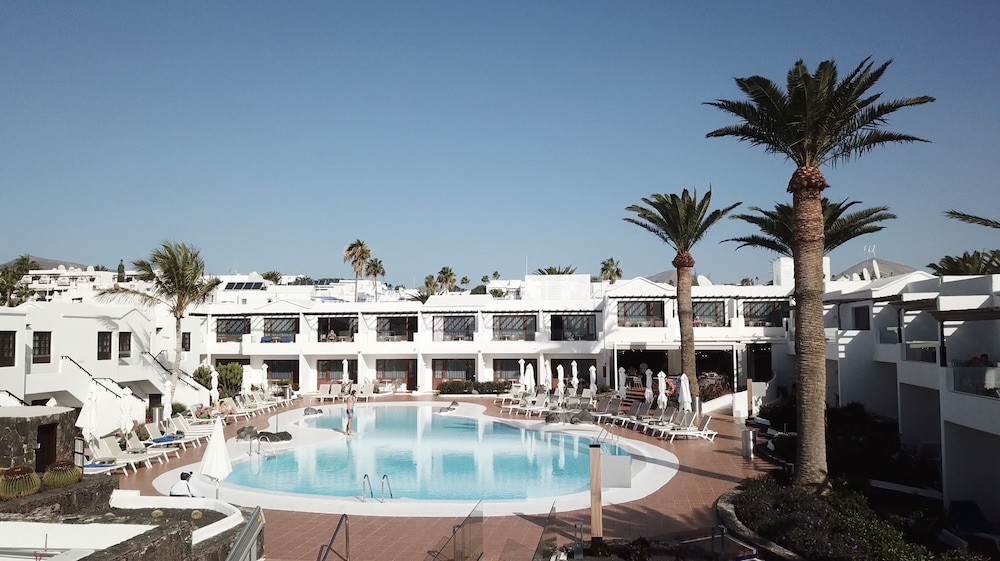 R2 Bahía Kontiki Beach Apartments — Swimming pool in Puerto del Carmen, Canary Islands