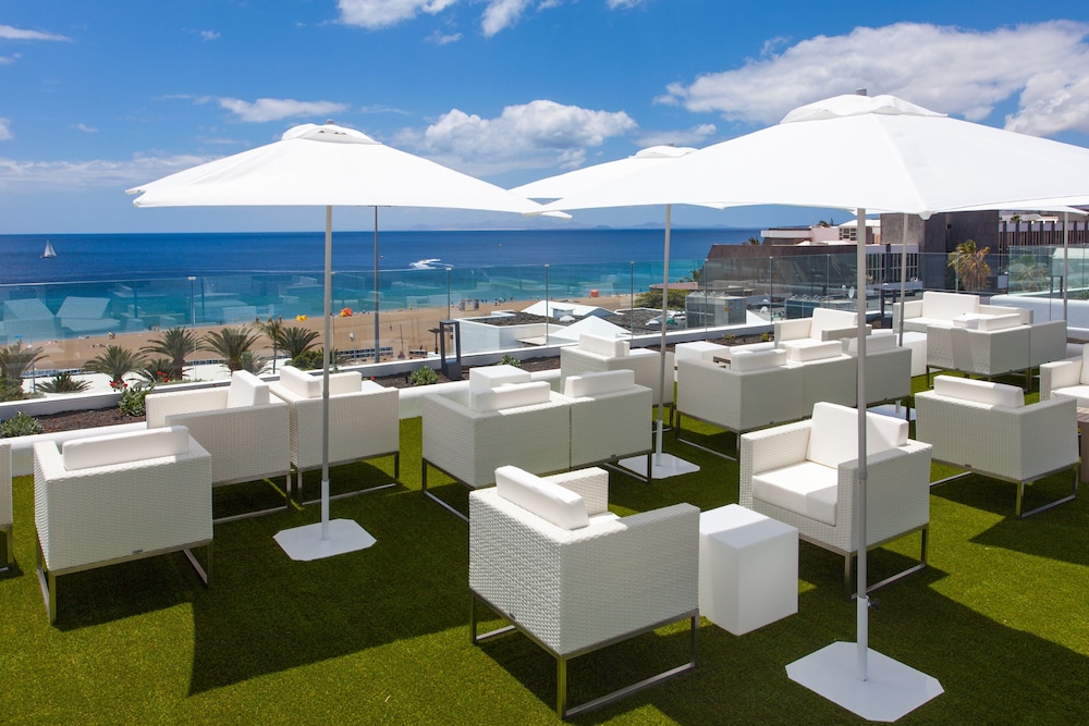 R2 Bahía Kontiki Beach Apartments — Restaurant & bars in Puerto del Carmen, Canary Islands