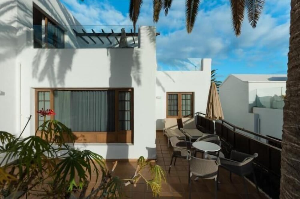 R2 Bahía Kontiki Beach Apartments — Hotel building in Puerto del Carmen, Canary Islands