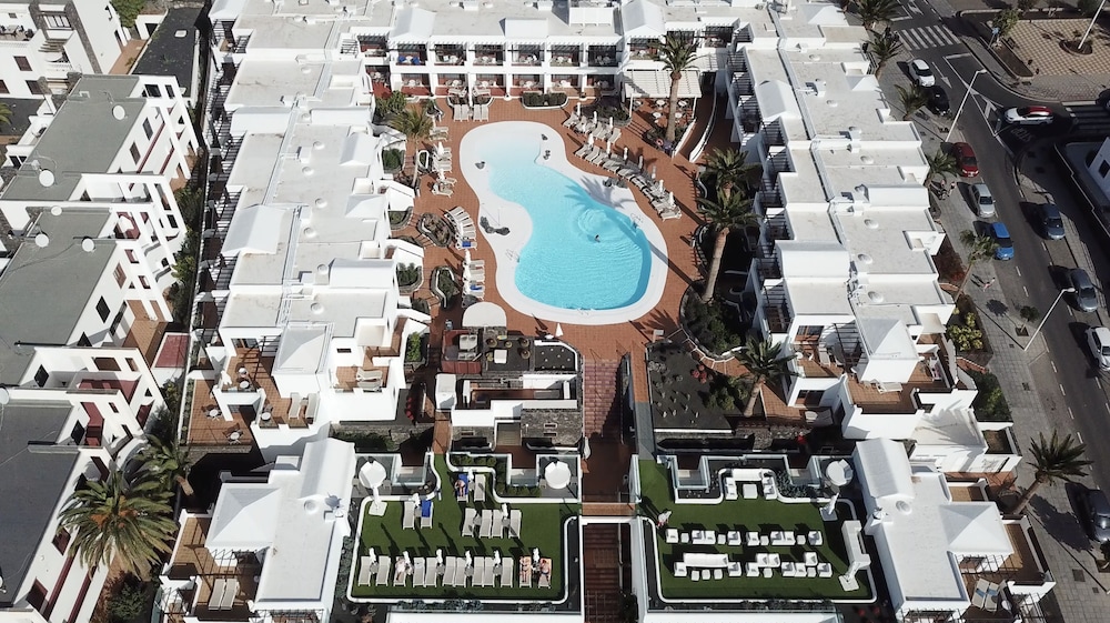 R2 Bahía Kontiki Beach Apartments — Swimming pool in Puerto del Carmen, Canary Islands