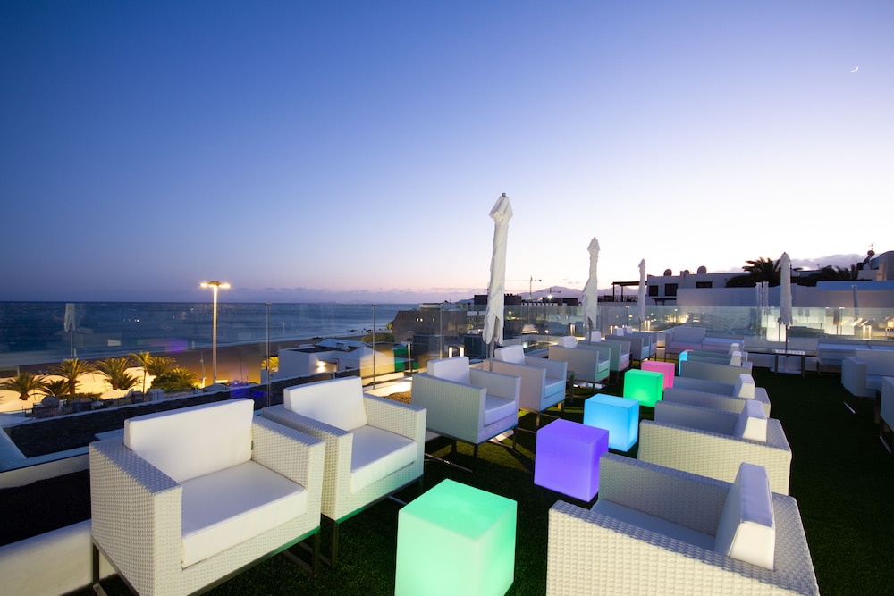 R2 Bahía Kontiki Beach Apartments — Restaurant & bars in Puerto del Carmen, Canary Islands