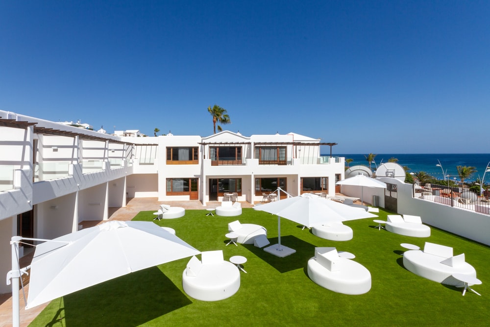 R2 Bahía Kontiki Beach Apartments — Hotel building in Puerto del Carmen, Canary Islands