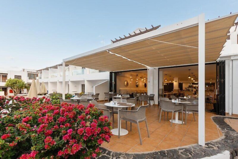 R2 Bahía Kontiki Beach Apartments — Restaurant & bars in Puerto del Carmen, Canary Islands