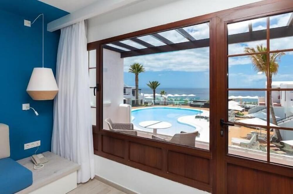 R2 Bahía Kontiki Beach Apartments — Hotel rooms in Puerto del Carmen, Canary Islands