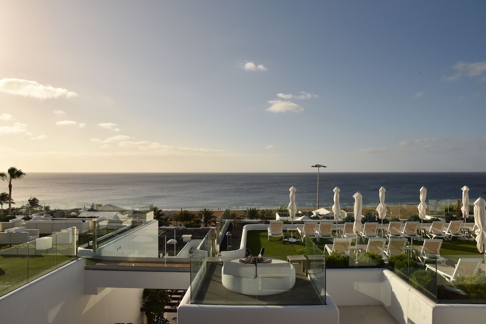 R2 Bahía Kontiki Beach Apartments — Beach in Puerto del Carmen, Canary Islands