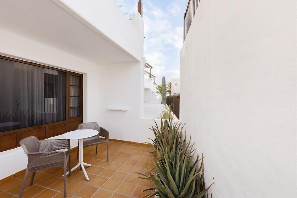R2 Bahía Kontiki Beach Apartments — Hotel building in Puerto del Carmen, Canary Islands