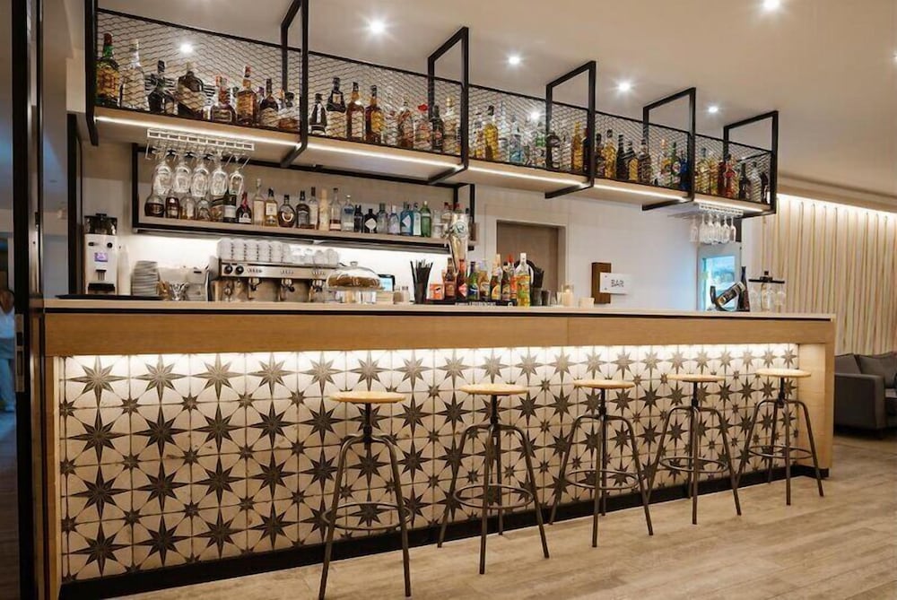R2 Bahía Kontiki Beach Apartments — Restaurant & bars in Puerto del Carmen, Canary Islands