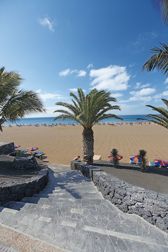 R2 Bahía Kontiki Beach Apartments — Beach in Puerto del Carmen, Canary Islands