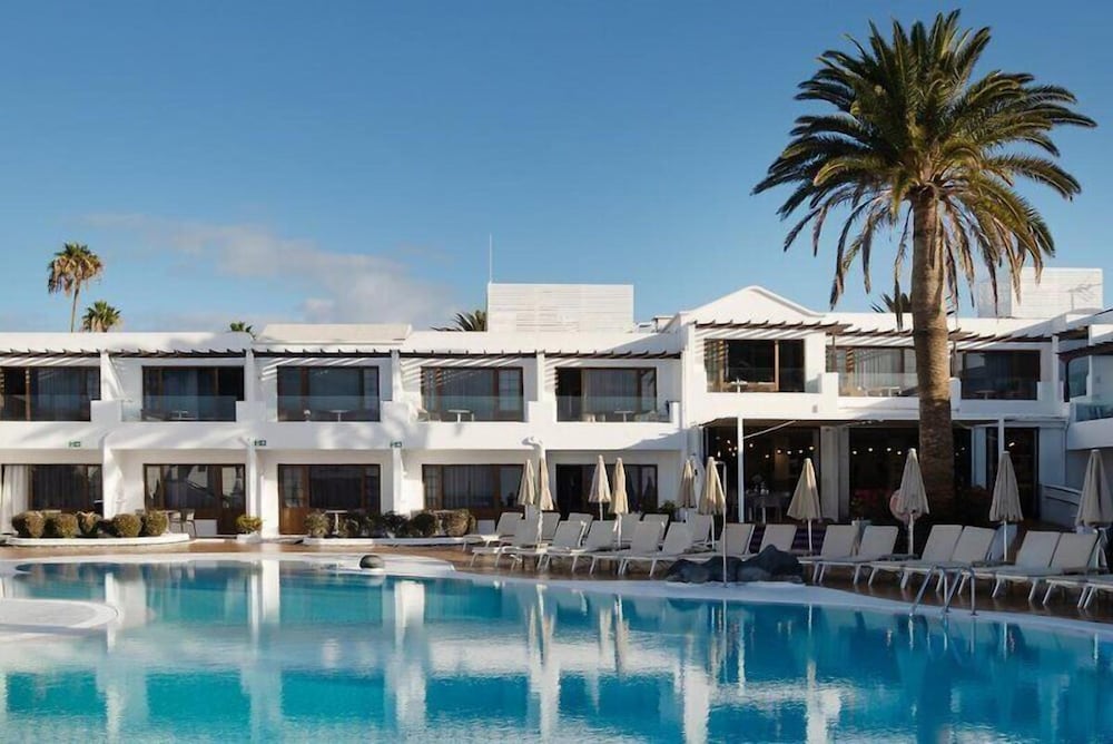 R2 Bahía Kontiki Beach Apartments — Swimming pool in Puerto del Carmen, Canary Islands