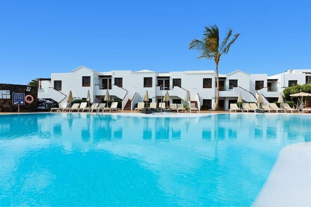 R2 Bahía Kontiki Beach Apartments — Swimming pool in Puerto del Carmen, Canary Islands