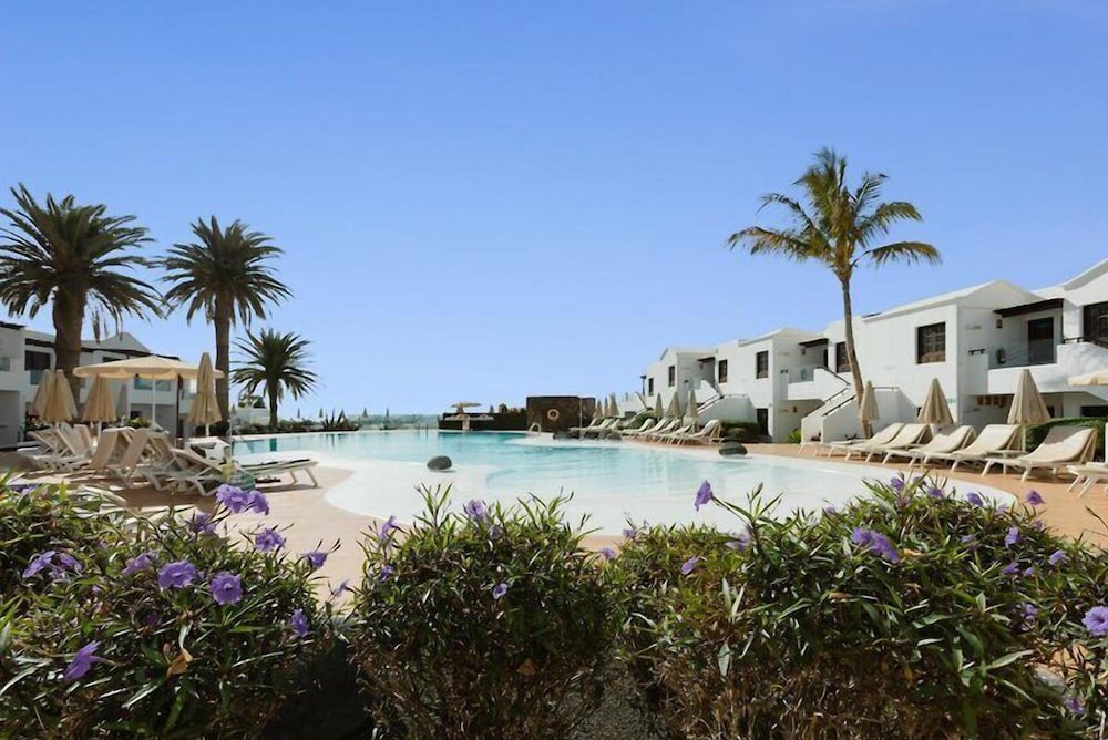 R2 Bahía Kontiki Beach Apartments — Swimming pool in Puerto del Carmen, Canary Islands