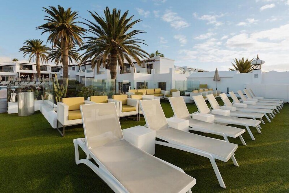R2 Bahía Kontiki Beach Apartments — Hotel building in Puerto del Carmen, Canary Islands