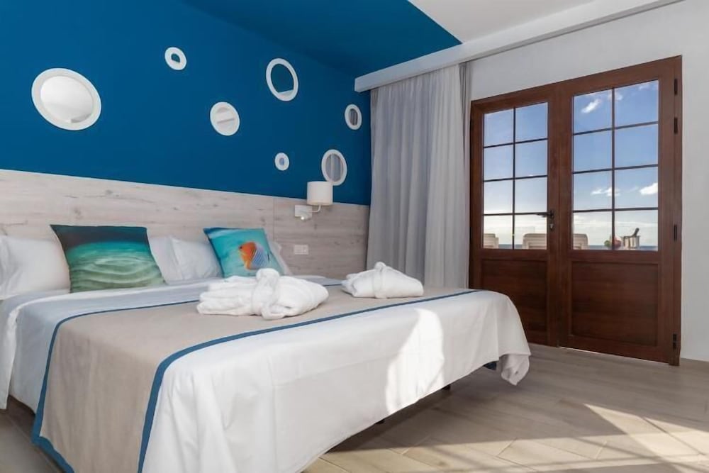 R2 Bahía Kontiki Beach Apartments — Hotel rooms in Puerto del Carmen, Canary Islands
