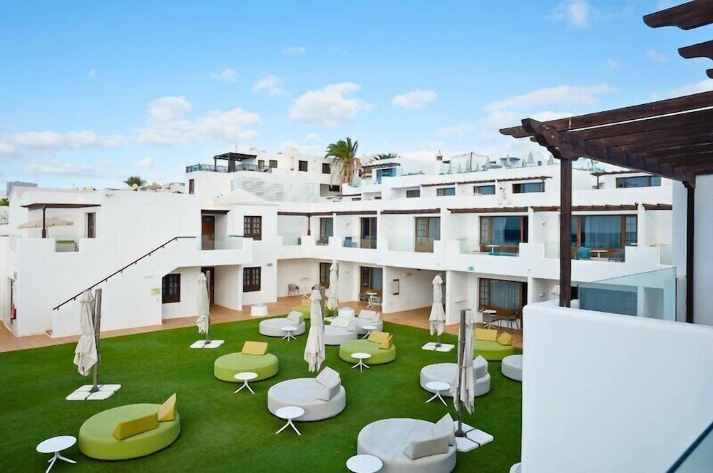 R2 Bahía Kontiki Beach Apartments — Hotel building in Puerto del Carmen, Canary Islands