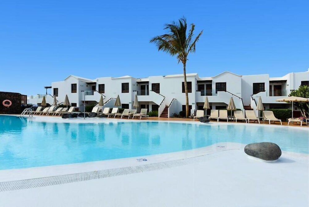 R2 Bahía Kontiki Beach Apartments — Swimming pool in Puerto del Carmen, Canary Islands