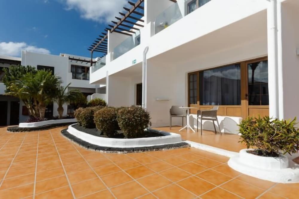 R2 Bahía Kontiki Beach Apartments — Hotel building in Puerto del Carmen, Canary Islands