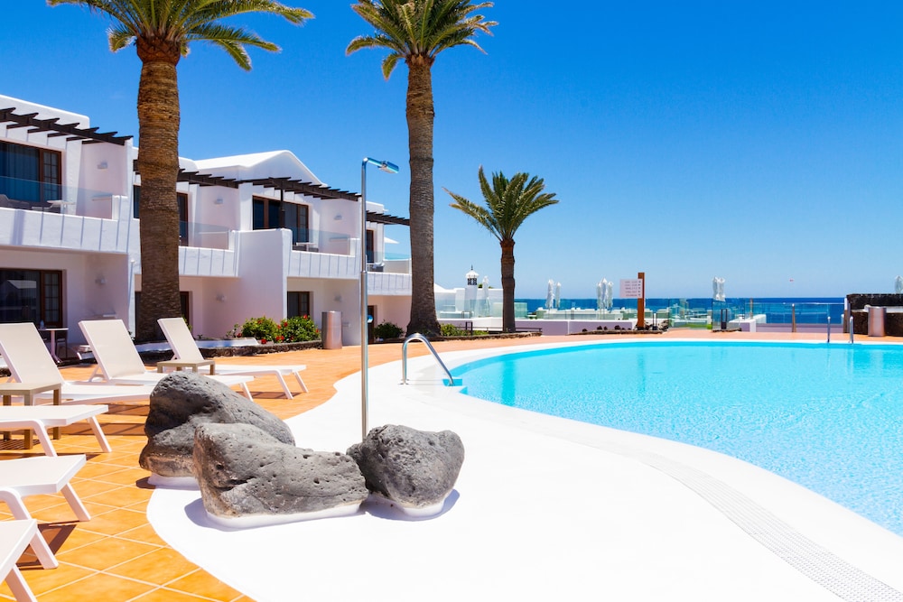 R2 Bahía Kontiki Beach Apartments — Swimming pool in Puerto del Carmen, Canary Islands