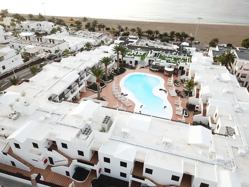 R2 Bahía Kontiki Beach Apartments — Swimming pool in Puerto del Carmen, Canary Islands