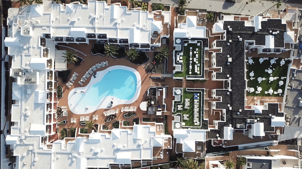 R2 Bahía Kontiki Beach Apartments — Swimming pool in Puerto del Carmen, Canary Islands