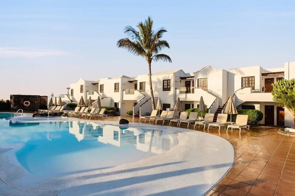R2 Bahía Kontiki Beach Apartments — Swimming pool in Puerto del Carmen, Canary Islands