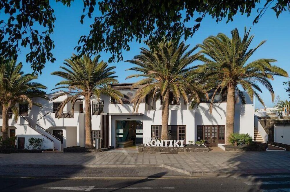 R2 Bahía Kontiki Beach Apartments — Hotel building in Puerto del Carmen, Canary Islands