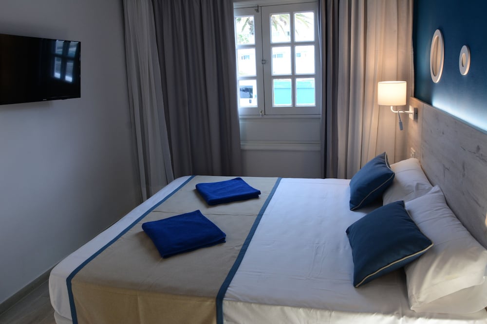 R2 Bahía Kontiki Beach Apartments — Hotel rooms in Puerto del Carmen, Canary Islands