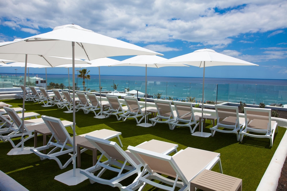 R2 Bahía Kontiki Beach Apartments — Beach in Puerto del Carmen, Canary Islands