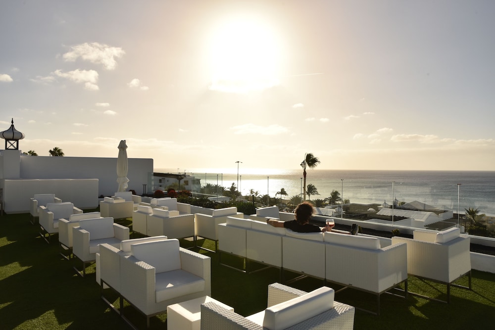 R2 Bahía Kontiki Beach Apartments — Restaurant & bars in Puerto del Carmen, Canary Islands