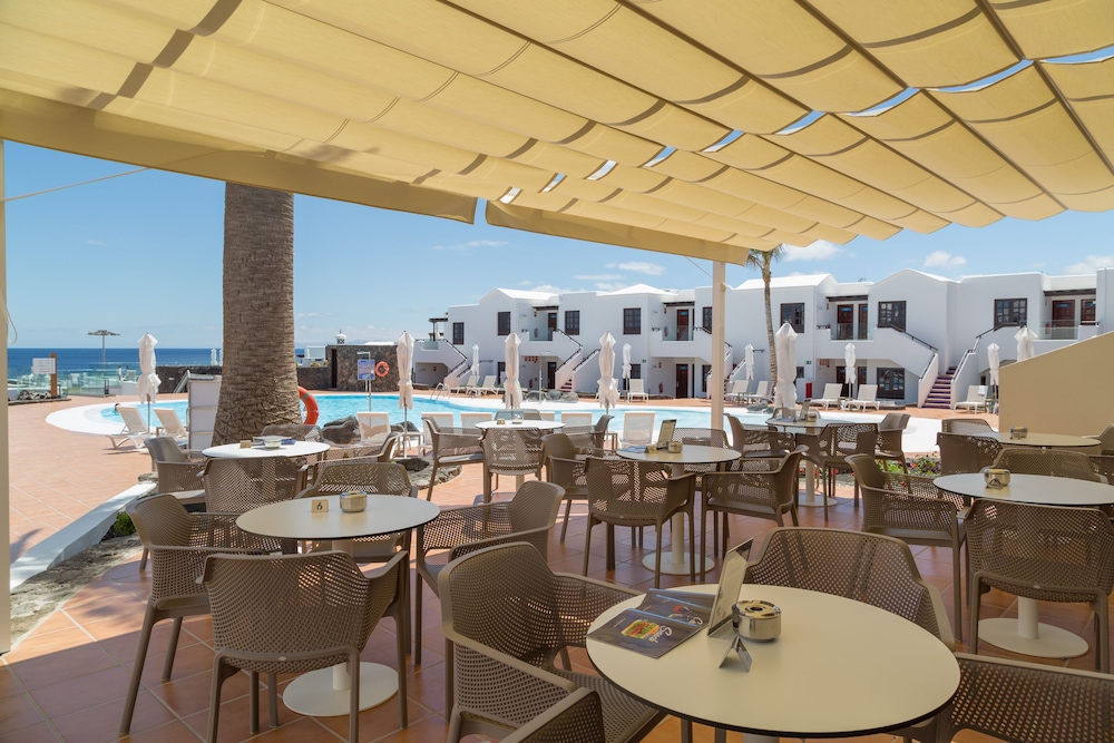 R2 Bahía Kontiki Beach Apartments — Restaurant & bars in Puerto del Carmen, Canary Islands