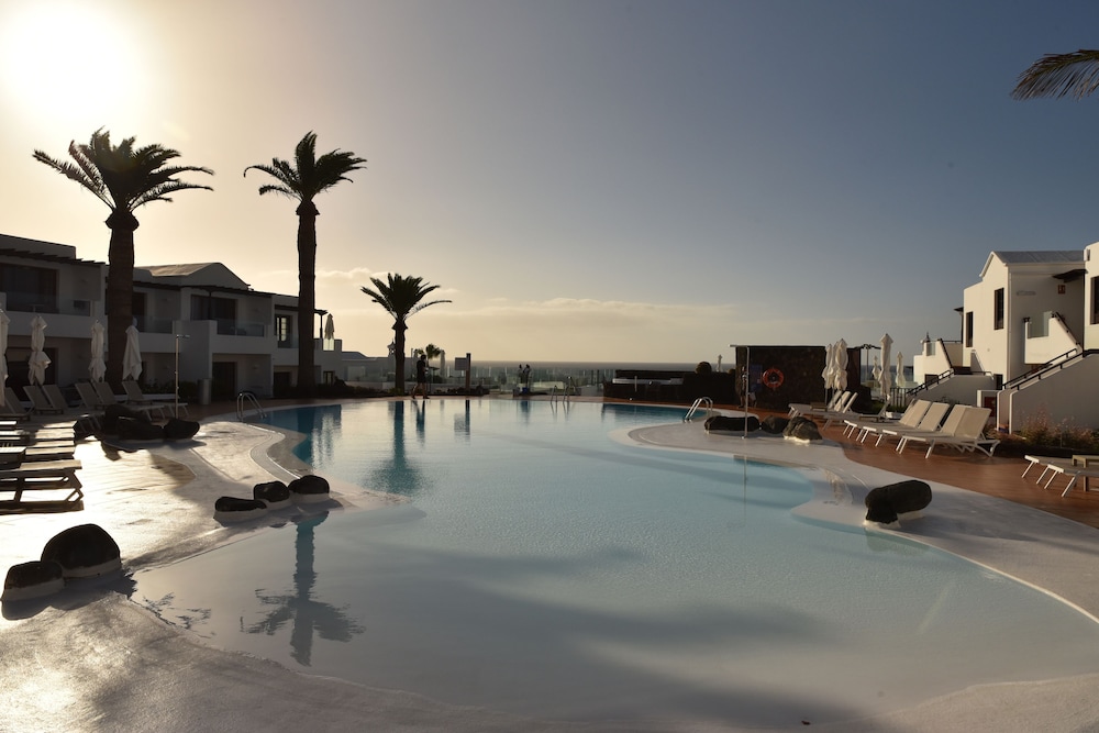 R2 Bahía Kontiki Beach Apartments — Swimming pool in Puerto del Carmen, Canary Islands