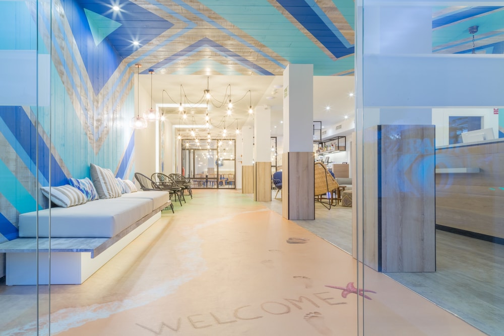 R2 Bahía Kontiki Beach Apartments — Restaurant & bars in Puerto del Carmen, Canary Islands