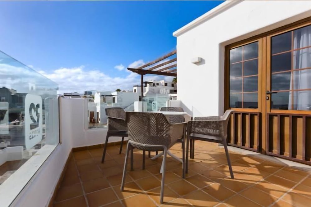 R2 Bahía Kontiki Beach Apartments — Hotel building in Puerto del Carmen, Canary Islands