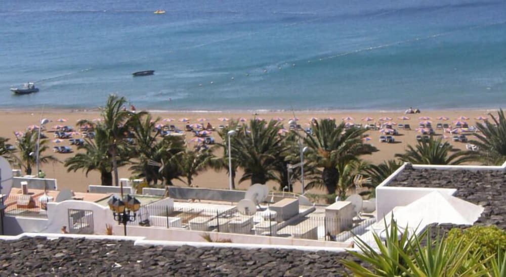 R2 Bahía Kontiki Beach Apartments — Beach in Puerto del Carmen, Canary Islands