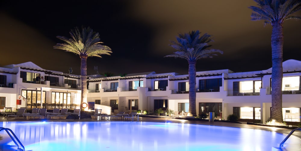 R2 Bahía Kontiki Beach Apartments — Hotel building in Puerto del Carmen, Canary Islands