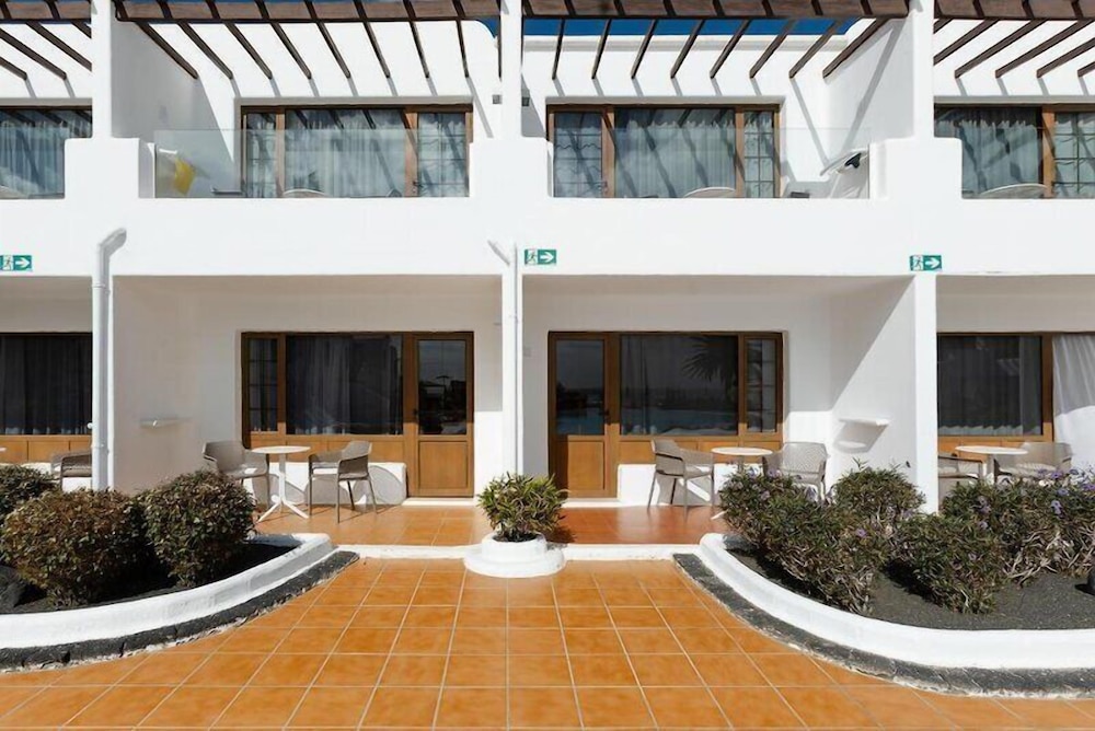 R2 Bahía Kontiki Beach Apartments — Hotel building in Puerto del Carmen, Canary Islands