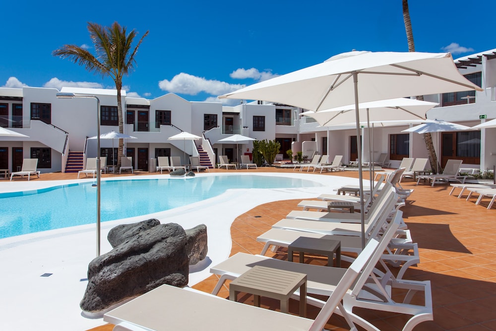 R2 Bahía Kontiki Beach Apartments — Swimming pool in Puerto del Carmen, Canary Islands