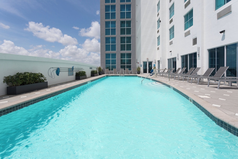 Crowne Plaza Hotel Fort Lauderdale Airport/Cruiseport by IHG — Swimming pool in Fort Lauderdale, Florida